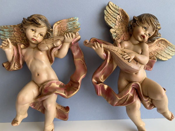 Pareja de ángeles envejecidos